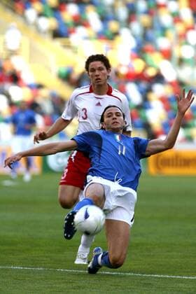 Giampaolo Pazzini (Italien U21, vorn) ist vor Leon Andreasen (Dänemark U21) am Ball -  Fußball EM Herren U 21 Europameisterschaft 2006, Länderspiel, Nationalmannschaft, Nationalteam, Gruppe B Gruppe Aveiro Dynamik,