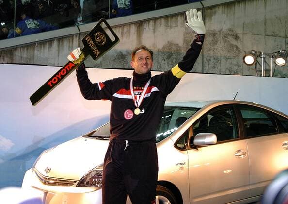 FIFA Klubweltmeister 2005 FC Sao Paulo - Torwart Rogerio Ceni jubelt mit einem riesigen Schlüssel vor dem Siegerauto von Sponsor Toyota -  (tkp2005121803) Fußball Herren FIFA Klub Weltmeisterschaft 2005, Club World Championship, Toyota Cup, Klubweltmeisterschaft Einzelbild Medaille, Goldmedaille, Gold, PKW, Auto Yokohama Freude,
