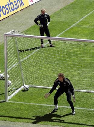 Seit Torwart Jens Lehmann (vorn) die neue Nummer 1 ist, steht Torwartkollege Oliver Kahn (beide Deutschland) im Abseits Fußball WM Herren Nationalmannschaft 2006, Nationalteam, Vorbereitung, Trainingslager, Training Gruppe Genf