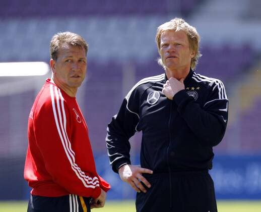 Torwart Oliver Kahn (re.) und Torwarttrainer Andreas Köpke (beide Deutschland) nachdenklich Fußball WM Herren Nationalmannschaft 2006, Nationalteam, Vorbereitung, Trainingslager, Training Gruppe Genf Nachdenklichkeit,