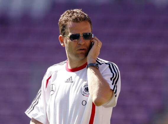 Teammanager Oliver Bierhoff (Deutschland) telefoniert Fußball WM Herren Nationalmannschaft 2006, Nationalteam, Vorbereitung, Trainingslager, Training Einzelbild Genf