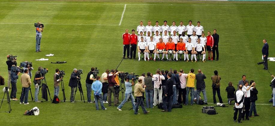Großes Medieninteresse während der Vorstellung des deutschen WM Kaders Fußball WM Herren Nationalmannschaft 2006, Nationalteam, Nationaltrikot, Deutschland Totale Genf