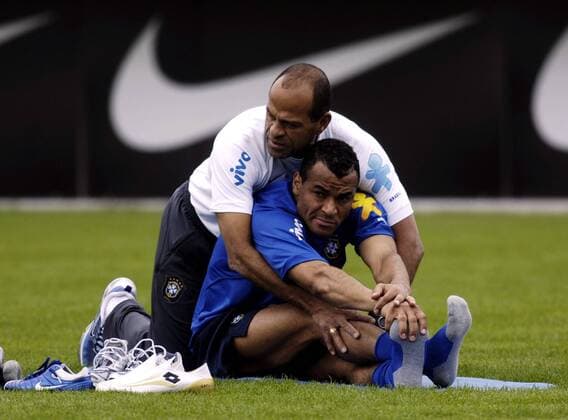 Cafu (Brasilien, vorn) bekommt von einem Betreuer Unterstützung beim Stretching Fußball Herren Nationalmannschaft 2006, Nationalteam, Trainingslager, Training, Vorbereitung Gruppe Weggis