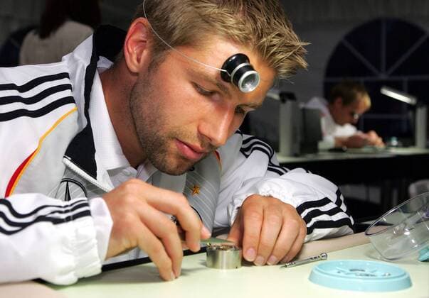Thomas Hitzlsperger (Deutschland) baut ein Uhrwerk selbständig auseinander- und wieder zusammen - mit dieser Übung soll das Selbstvertrauen der Nationalspieler gestärkt werden Fußball WM Herren Nationalmannschaft 2006, Nationalteam, Trainingslager, Sponsorentermin, Ausflug Porträt Genf