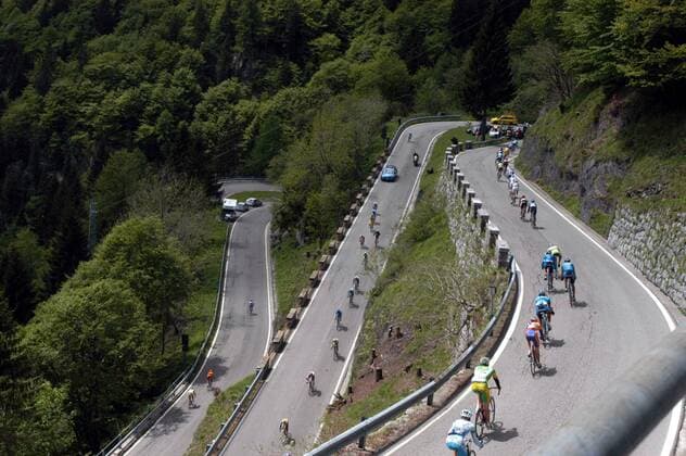 Peloton auf der rasanten Abfahrt durch Serpentinen -  Radsport Herren Giro d Italia 2006, dItalia, ProTour, Straßenradsport, Straße, Rad, Totale 18. Etappe: Sillian - Gemona del Friuli