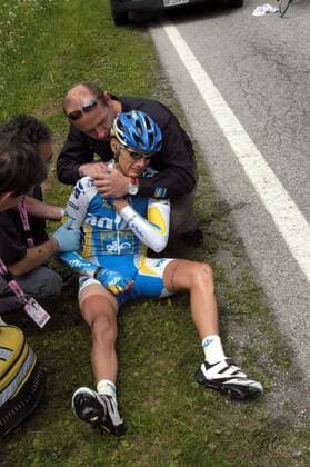 John Gadret (Frankreich AG2R Prevoyance) hält sich nach einem Sturz schmerzverzerrt das Schlüsselbein -  Radsport Herren Giro d Italia 2006, dItalia, ProTour, Straßenradsport, Straße, Rad, Gruppe 18. Etappe: Sillian - Gemona del Friuli