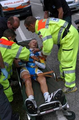 John Gadret (Frankreich AG2R Prevoyance) wird nach einem Sturz auf einer Krankentrage abtransportiert -  Radsport Herren Giro d Italia 2006, dItalia, ProTour, Straßenradsport, Straße, Rad, Gruppe 18. Etappe: Sillian - Gemona del Friuli
