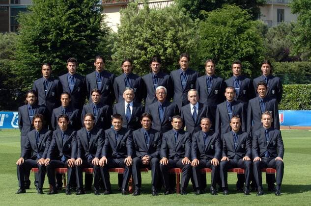 WM Kader Italien: hi.v.li.: Barone, Barzagli, Materazzi, Nesta, Iaquinta, Toni, Gilardino, Oddo, Zaccardo; Mitte: Gattuso, Camoranesi, Perrotta, X, Bordon, Nationaltrainer Lippi, X, Ferrara, X, Zambrotta, Grosso; ... - Fußball WM Herren Nationalmannschaft 2006, Nationalteam, Nationaltrikot, Vorstellung, Präsentation, Pressetermin, Totale Doktor, Betreuerstab, Kleidung, Outfit, Anzug Florenz Coverciano, Gentlemen