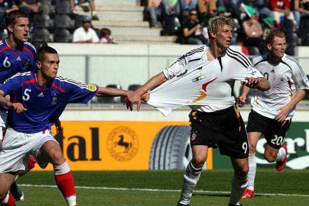 Gregory Bourillon (Frankreich, li.) testet die Reißfestigkeit des Trikots von Stefan Kießling (Deutschland) -  Fußball EM Herren U21 Europameisterschaft 2006, U 21, Junioren, Nationalmannschaft, Nationalteam, Nationaltrikot Gruppe Länderspiel Guimaraes Dynamik,