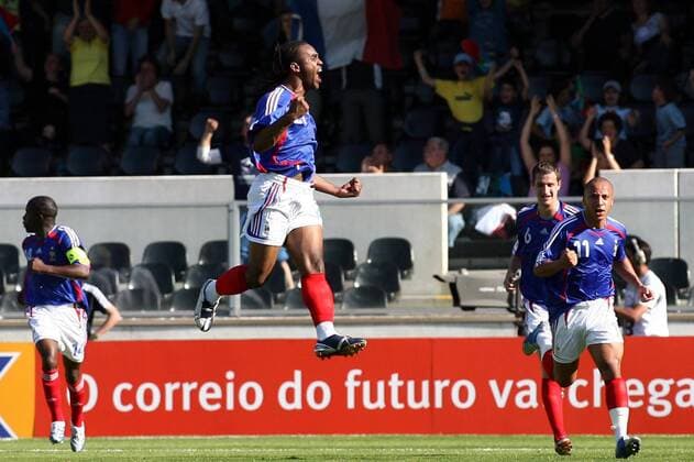 Florent Sinama Pongolle (Mitte) jubelt, Julien Faubert (re. ) und Francois Clerc (alle Frankreich) laufen zu ihm -  Fußball EM Herren U21 Europameisterschaft 2006, U 21, Junioren, Nationalmannschaft, Nationalteam, Nationaltrikot Gruppe Länderspiel Guimaraes Höhe, Freude, Begeisterung,