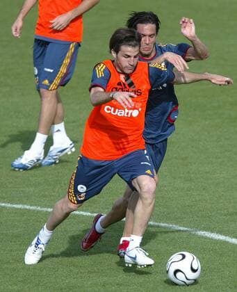Cesc Fabregas (li.) gegen Luis Garcia (beide Spanien) -  Fußball Herren Vorschau 2006, Nationalmannschaft, Nationalteam, Training, Trainingslager, Vorbereitung, Vdig Gruppe Madrid Dynamik,
