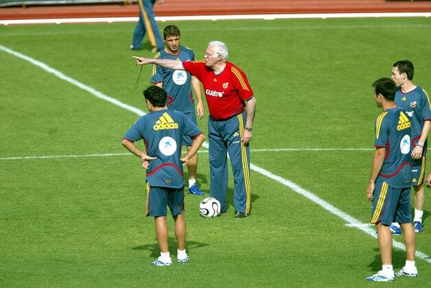 Nationaltrainer Luis Aragones (Mitte) gibt Anweisungen seine Spieler hören zu, u.a. Joaquin (alle Spanien, 2.v.li.) -  Fußball Herren Vorschau 2006, Nationalmannschaft, Nationalteam, Training, Trainingslager, Vorbereitung, Vdig Gruppe Madrid