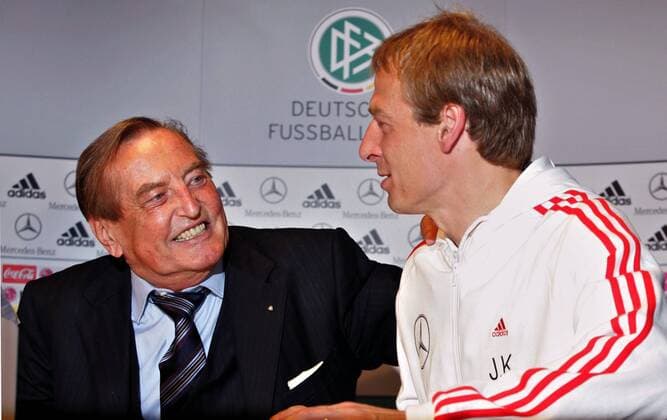 DFB Präsident Gerhard Mayer Vorfelder (li.) und Bundestrainer Jürgen Klinsmann (beide Deutschland) - Pressekonferenz Fußball Herren Vorschau Weltmeisterschaft 2006, Nationalmannschaft, Nationalteam, PK, Pressetermin Gruppe Genf