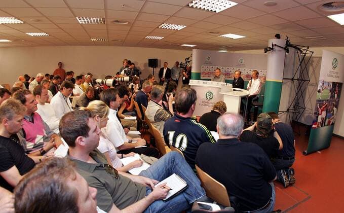 Sportjournalisten auf der DFB Pressekonferenz mit Klinsmann (re. auf dem Podium) und Mayer-Vorfelder daneben Fußball Herren Vorschau Weltmeisterschaft 2006, Nationalmannschaft, Nationalteam, PK, Pressetermin Totale Genf