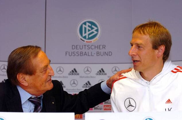 Bundestrainer Jürgen Klinsmann (re.) und DFB Präsident Gerhard Mayer Vorfelder (beide Deutschland) - Pressekonferenz Fußball Herren Vorschau Weltmeisterschaft 2006, Nationalmannschaft, Nationalteam, PK, Pressetermin Gruppe Genf Harmonie,