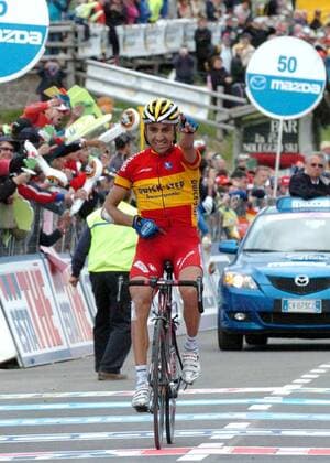 Juan Manuel Garate (Spanien Quick Step Innergetic) gewinnt die 19. Etappe der Giro dItalia 2006 -  Radsport Herren 89. Giro dItalia, d Italia, ProTour, Straßenradsport, Straße, Rad Einzelbild 2006 19. Etappe: Pordenone - Passo di San Pellegrino Freude,