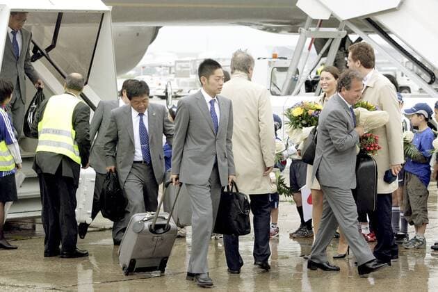 Ankunft der japanischen Nationalmannschaft am Rhein Main Flughafen Frankfurt, re. Nationaltrainer Zico (Japan) Fußball WM Herren Vorschau Weltmeisterschaft 2006, Nationalmannschaft, Nationalteam, Ankunft, Empfang Gruppe Frankfurt M.