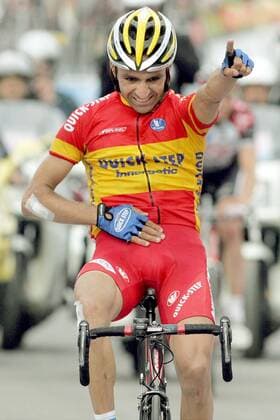 Juan Manuel Garate (Spanien Quick Step Innergetic) gewinnt die 19. Etappe der Giro dItalia 2006 Radsport Herren 89. Giro dItalia 2006, d Italia, ProTour, Straßenradsport, Straße, Rad Einzelbild 19. Etappe: Pordenone - Passo di San Pellegrino Freude,