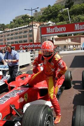 Michael Schumacher (Deutschland Ferrari) steigt aus seinem Boliden - beim GP von Monaco 2006 startet er von der Pole Position Motorsport Grand Prix Herren Großer Preis von Monaco 2006, Formel 1 Weltmeisterschaft, F1, F, GP, WM, Qualifying Einzelbild Circuit de Monaco Monte Carlo