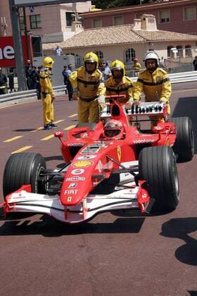 Michael Schumacher (Deutschland Ferrari) wird von Streckenposten von der Strecke geschoben Motorsport Grand Prix Herren Großer Preis von Monaco 2006, Formel 1 Weltmeisterschaft, F1, F, GP, WM, Qualifying Einzelbild Circuit de Monaco Monte Carlo