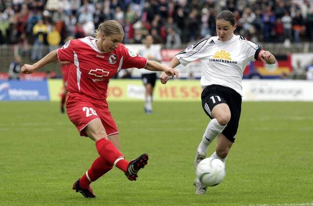 Petra Wimbersky (Potsdam, li.) zieht ab gegen Katrin Kliehm (Frankfurt) Fußball EC 1 Damen UEFA Cup 2005 2006, Pokal, Europapokal, Europacup, Endspiel, Finale, Frauen, Frauenfußball Gruppe Frankfurt M. Dynamik,