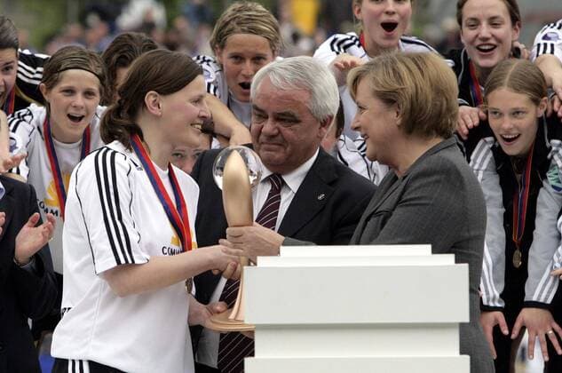 Siegerehrung UEFA Pokal - Pia Wunderlich (FFC Frankfurt, li.) bekommt von Bundeskanzlerin Angela Merkel (Deutschland CDU) den Pokal überreicht Fußball EC 3 Damen UEFA Cup 2005 2006, Pokal, Europapokal, Europacup, Finale, Endspiel, 1. FFC Frankfurt Gruppe Bundespolitik, Bundespolitiker, Regierung Frankfurt M., Siegerin, Europapokalsiegerin, Freude,