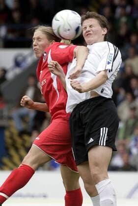 Tina Wunderlich (Frankfurt, re.) gegen Petra Wimbersky (Potsdam) Fußball EC 1 Damen UEFA Cup 2005 2006, Pokal, Europapokal, Europacup, Endspiel, Finale, Frauen, Frauenfußball Gruppe Frankfurt M. Dynamik, Kampf,