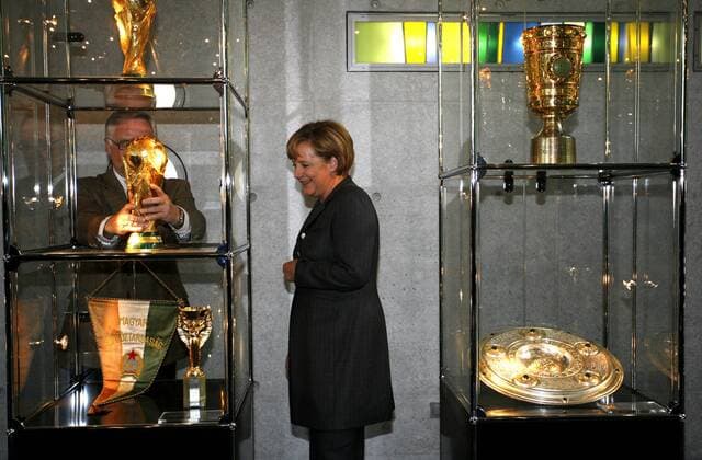 Bundeskanzlerin Angela Merkel (Deutschland CDU) schaut sich die Trophäensammlung des DFB an Fußball WM Herren Vorschau Weltmeisterschaft 2006, Pokale, Trophäen, Weltmeisterpokale, Weltmeistertrophäen, people Einzelbild Vitrine Vitrinen Schrank Schränke Pokalsammlung Frankfurt M., Trophäenschrank, Trophäenschränke
