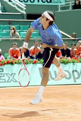 Roger Federer (Schweiz) - Aufschlag Tennis Herren French Open 2006, Grand Slam, ATP Tour, Sand, Sandplatz, Sandplatztennis, Sandplatzturnier Einzelbild Paris Roland Garros Dynamik,