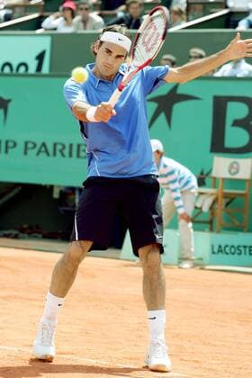 Roger Federer (Schweiz) - Rückhand Tennis Herren French Open 2006, Grand Slam, ATP Tour, Sand, Sandplatz, Sandplatztennis, Sandplatzturnier Einzelbild Paris Roland Garros