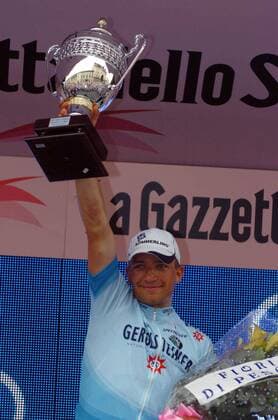 Etappensieger Robert Förster (Gerolsteiner Deutschland) präsentiert die Trophäe nach der Schlussetappe des Giro 2006 -  Radsport Herren 89. Giro dItalia, d Italia, ProTour, Straßenradsport, Straße, Rad Einzelbild 2006 21. Etappe: Ghisallo - Mailand Freude,