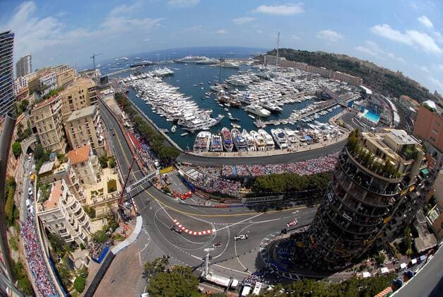 Der enge Stadtkurs in der Bucht von Monte Carlo - Die Sainte Devote vor dem leichten Anstieg der Beau Rivage ist die erste Kurve der Strecke, die Tabac Kurve am Hafen ist nur einige Meter entfernt Motorsport Grand Prix Herren Großer Preis von Monaco 2006, Formel 1 Weltmeisterschaft, F1, F, GP, WM Totale Circuit de Monaco Monte Carlo