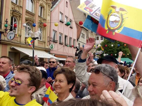 Bad Kissingen bereitet der Nationalmannschaft Ecuadors einen freundlichen Empfang Fußball WM Herren Vorschau Weltmeisterschaft 2006, Nationalmannschaft, Nationalteam, Ankunft, Empfang, Ecuador Gruppe Bad Kissingen Freude, Begeisterung,