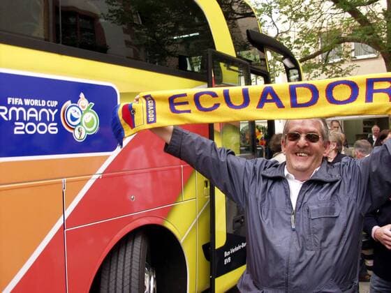 Bad Kissingen - Fußballfan bereitet der Nationalmannschaft Ecuadors einen begeisterten Empfang Fußball WM Herren Vorschau Weltmeisterschaft 2006, Nationalmannschaft, Nationalteam, Ankunft, Empfang, Ecuador Einzelbild Bad Kissingen Freude, Begeisterung,