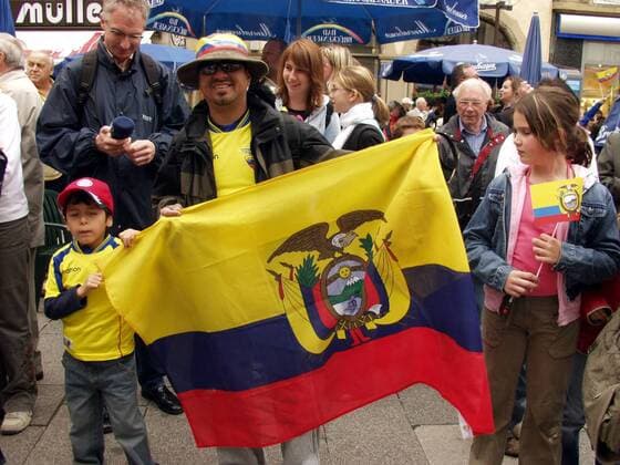 Bad Kissingen - Fußballfans präsentieren während des Empfangs der ecuadorianischen Nationalmannschaft stolz ihre Nationalflagge Fußball WM Herren Vorschau Weltmeisterschaft 2006, Nationalmannschaft, Nationalteam, Ankunft, Empfang, Ecuador Gruppe Bad Kissingen Freude,