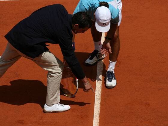 Diego Hartfield (Argentinien) und der ATP Schiedsrichter sind unterschiedlicher Meinung Tennis Herren French Open 2006, ATP Tour, Grand Slam, Sand, Sandplatz, Sandplatztennis, Sandplatzturnier Gruppe Roland Garros Paris
