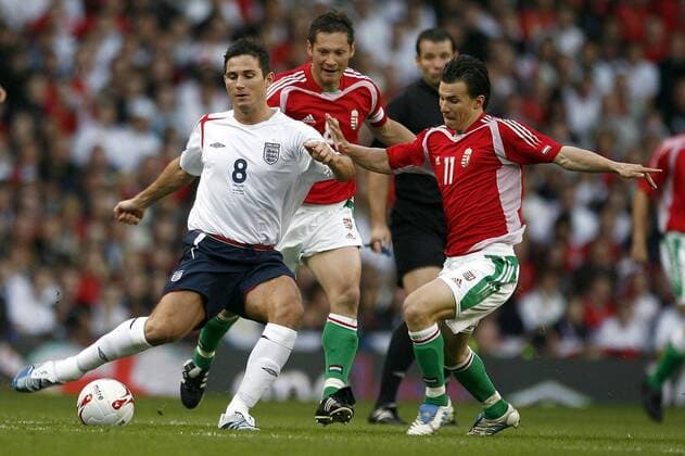 Frank Lampard (England, li.) gegen Szabolcs Huszti (re.) und Pal Dardai (beide Ungarn) - EDITORIAL USE ONLY. No use with unauthorised audio, video, data, fixture lists, club league logos or live services. Online in-match use limited to 120 images, no video emulation. No use in betting, games or single club league player publications. Fußball Länderspiel Herren Freundschaftsspiel 2006, Test, Testspiel, Nationalmannschaft, Nationalteam, Nationaltrikot Gruppe Manchester Dynamik,