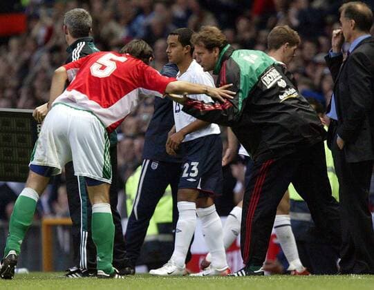 Theo Walcott (England, Mitte) bereitet sich auf seine Länderspieldebüt vor, vorn gibt Co Trainer Lajos Detari Anweisungen an Laszlo Eger (beide Ungarn) -  Fußball Länderspiel Herren Freundschaftsspiel 2006, Test, Testspiel, Nationalmannschaft, Nationalteam, Nationaltrikot Gruppe Manchester