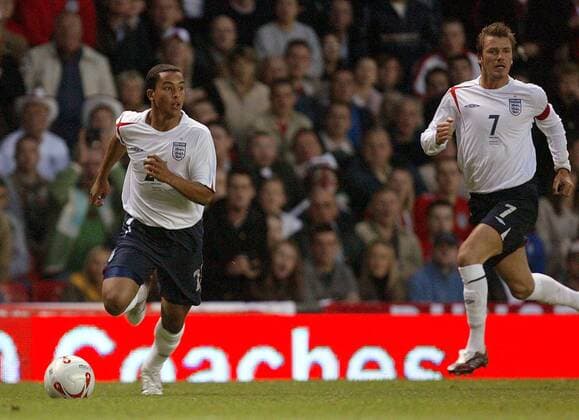 Theo Walcott am Ball, re. David Beckham (beide England) -  Fußball Länderspiel Herren Freundschaftsspiel 2006, Test, Testspiel, Nationalmannschaft, Nationalteam, Nationaltrikot Gruppe Manchester Dynamik,