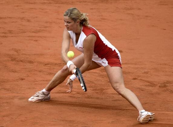 Kim Clijsters (Belgien) fixiert den Ball mit den Augenwinkeln Tennis Damen French Open 2006, WTA Tour, Grand Slam, Sand, Sandplatz, Sandplatztennis, Sandplatzturnier Einzelbild Roland Garros Paris Dynamik,