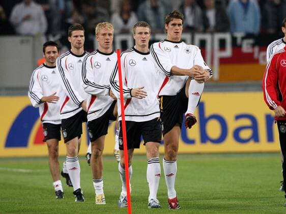 Deutsche Spieler erwärmen sich in einer Reihe, v.re.: Sebastian Kehl, Robert Huth, Mike Hanke, Arne Friedrich und Oliver Neuville Fußball WM Herren Vorschau 2006, Training, Vorbereitung, Nationalmannschaft, Nationalteam, Gruppe Düsseldorf