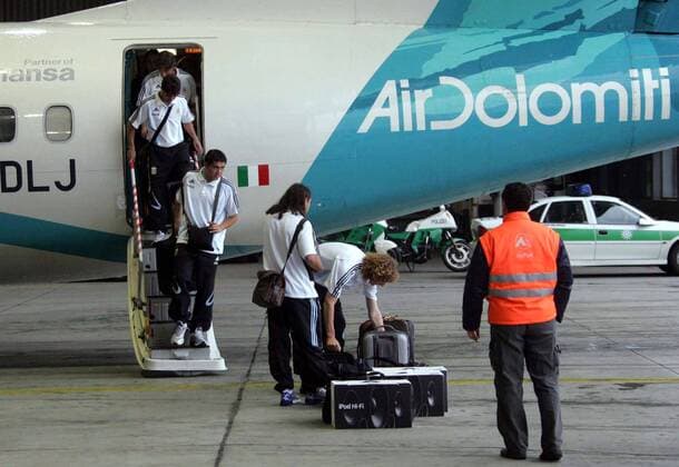 Ankunft des argentinischen Nationalteams am Flughafen Nürnberg - Coloccini und Sorin sorgen für die Beschallung Fußball WM Herren Vorschau 2006, Ankunft, Nationalmannschaft, Nationalteam, Vdig Totale Nürnberg