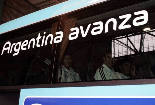 Argentina avanza - Das argentinischen Nationalteam schreitet nach der Ankunft in Nürnberg im Mannschaftsbus voran Fußball WM Herren Vorschau 2006, Ankunft, Nationalmannschaft, Nationalteam, Vdig Gruppe Nürnberg