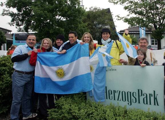 Argentinische Fußballfans warten auf das Eintreffen ihrer Nationalmannschaft am Mannschaftshotel Herzogspark in Herzogenaurach Fußball WM Herren Vorschau 2006, Ankunft, Empfang, Nationalmannschaft, Nationalteam, Vdig Gruppe Mannschaftsunterkunft, Hotel, Schriftzug Herzogenaurach