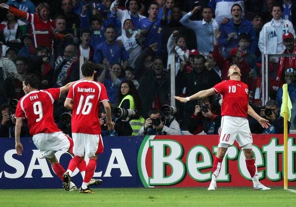 Torschütze Daniel Gygax (re.) genießt seinen Torerfolg allein und hält Tranquillo Barnetta (Mitte) sowie Alexander Frei (alle Schweiz) auf Abstand -  Fußball Länderspiel Herren Freundschaftsspiel 2006, Test, Testspiel, Nationalmannschaft, Nationalteam, Nationaltrikot Gruppe Genf Freude,