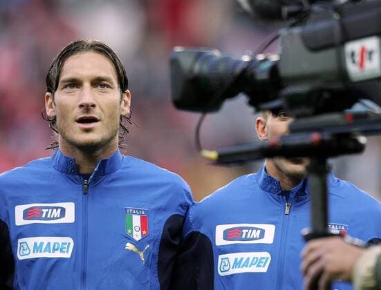 Francesco Totti (Italien) wird während der Nationalhymne gefilmt -  Fußball Länderspiel Herren Nationalmannschaft 2006, Nationalteam, Nationaltrikot, Test, Testspiel, Italien Einzelbild Genf