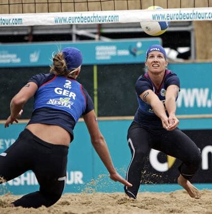 Okka Rau (re.) - tiefes Zuspiel auf Stephanie Pohl (beide Deutschland) Beachvolleyball Damen German Masters 2006, Nestea European Championship Tour, Beach Gruppe Hamburg Dynamik,