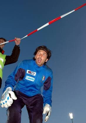 Torwart Gianluigi Buffon (Italien) taucht unter der Absperrung durch -  Fußball Länderspiel Herren Freundschaftsspiel 2006, Test, Testspiel, Nationalmannschaft, Nationalteam Einzelbild Lausanne