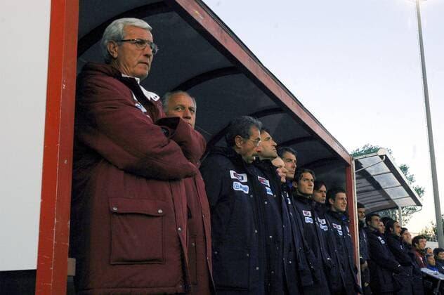 Nationaltrainer Marcello Lippi (Italien, li.) lauscht mit seinem Team der Nationalhymne -  Fußball Länderspiel Herren Freundschaftsspiel 2006, Test, Testspiel, Nationalmannschaft, Nationalteam Totale Lausanne