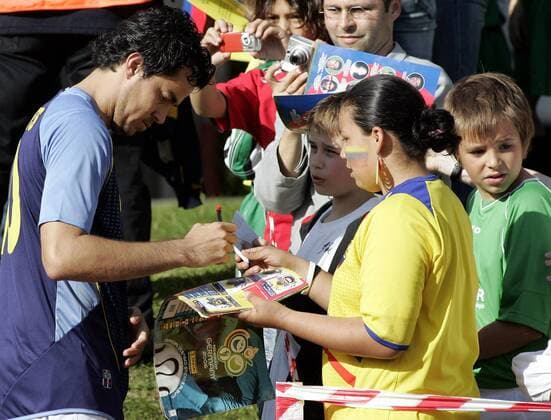 Ivan Kaviedes (Ecuador) gibt Autogramme Fußball Herren Freundschaftsspiel 2006, Test, Testspiel, Nationalmannschaft, Nationalteam, Nationaltrikot Gruppe Bad Kissingen